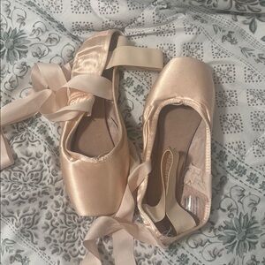 Ava Capezio Ballet Pointe Shoes in Peach 8.5